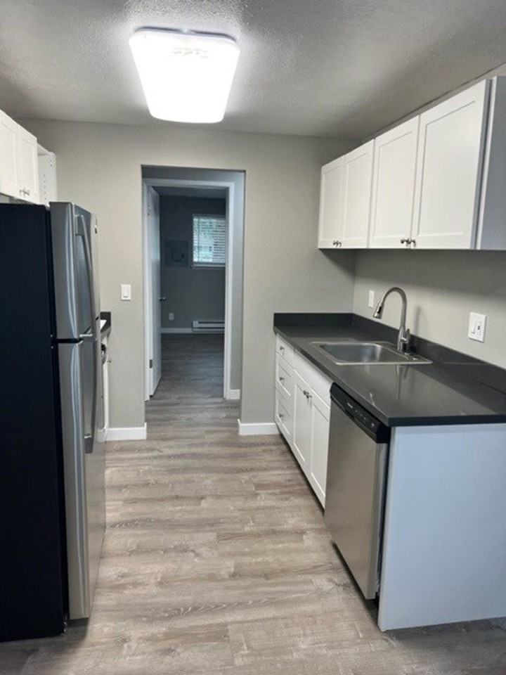 Ashton Apartments - Photo 4 of 18