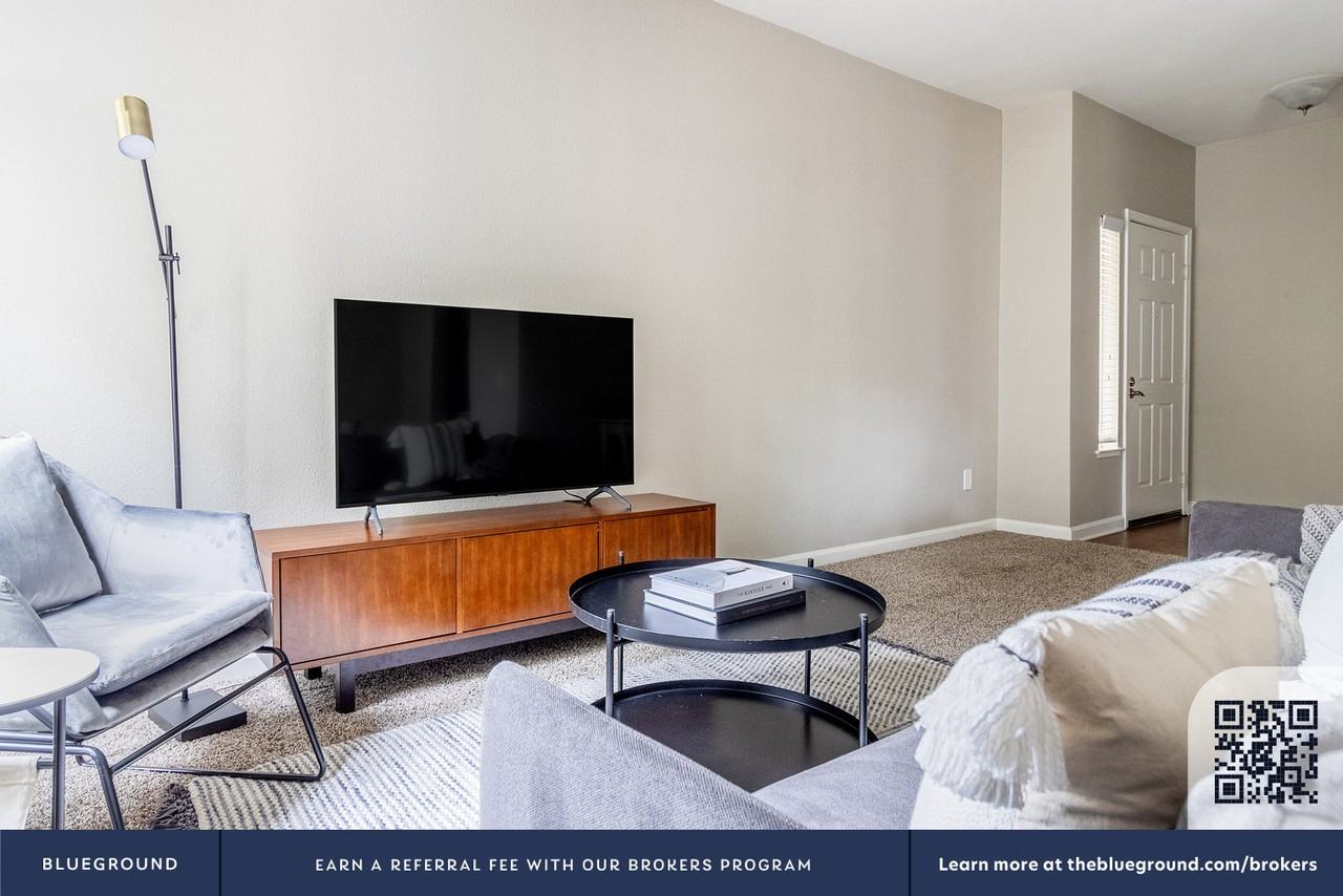 1745 Nantucket Cir #577 - Photo 5 of 33