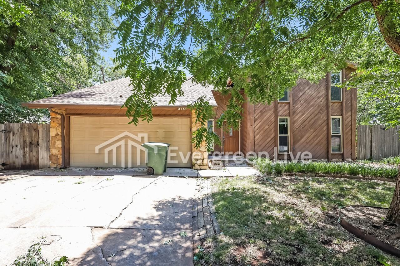 816 Lakeside Cir - Photo 2 of 16