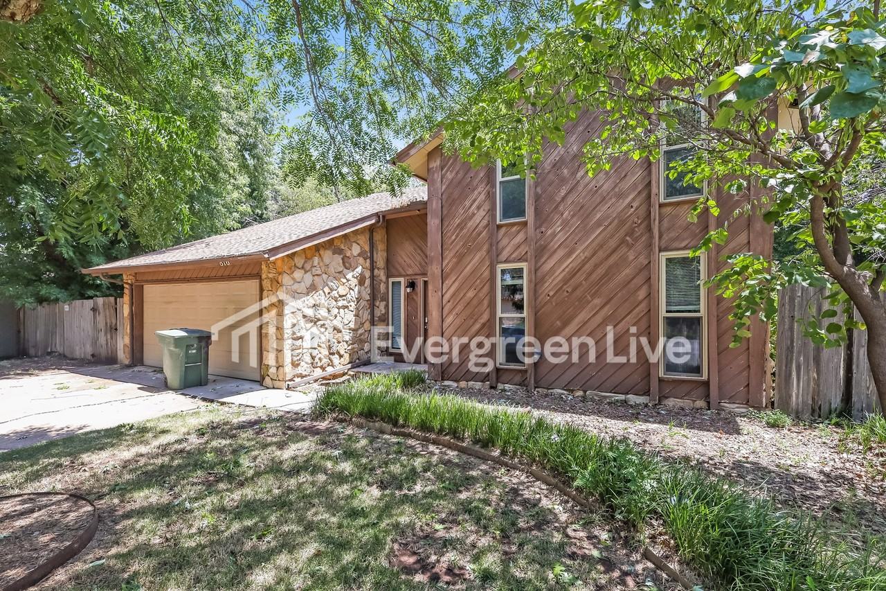 816 Lakeside Cir - Photo 3 of 16