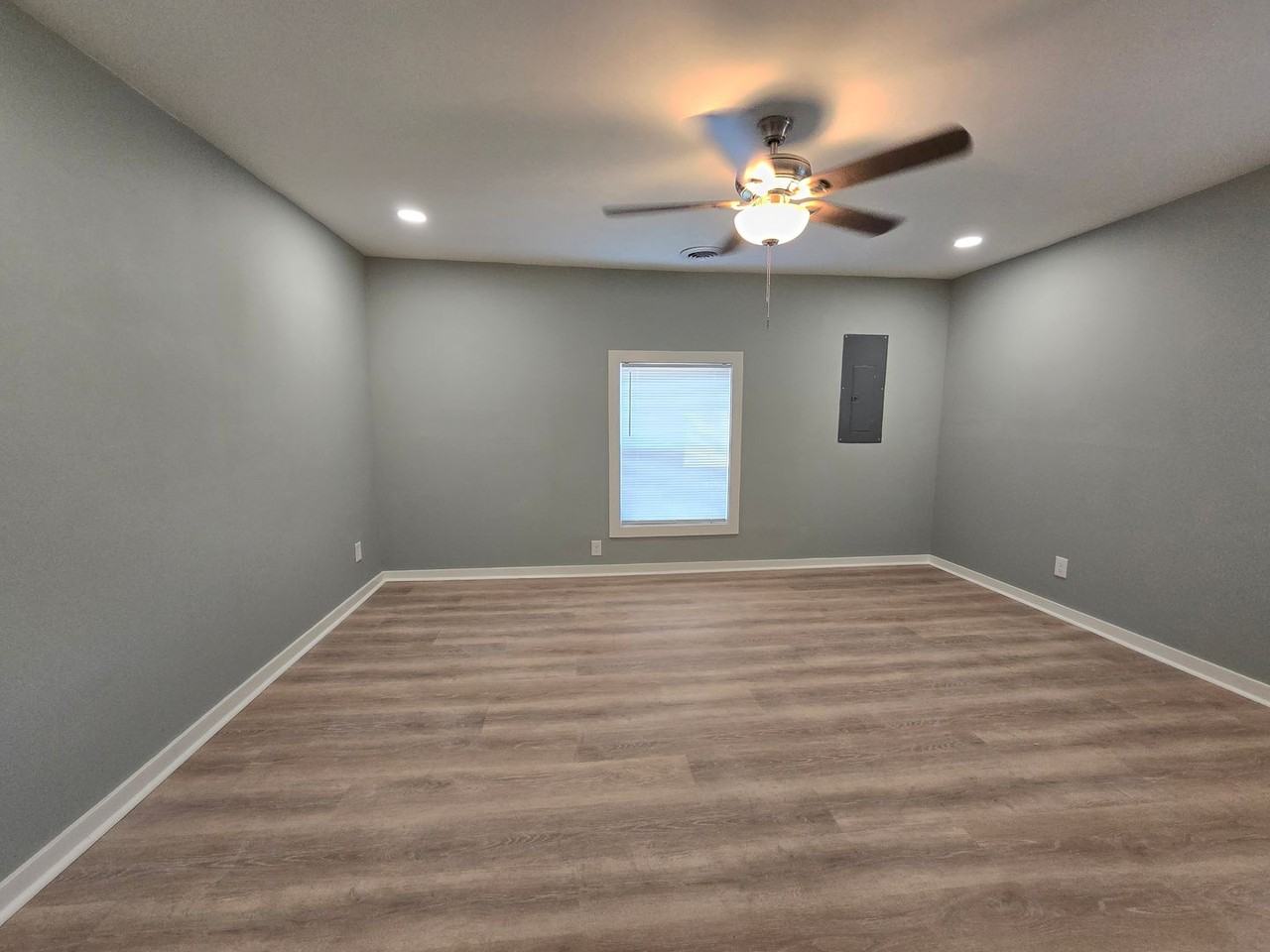 1421 Center St - Photo 2 of 18