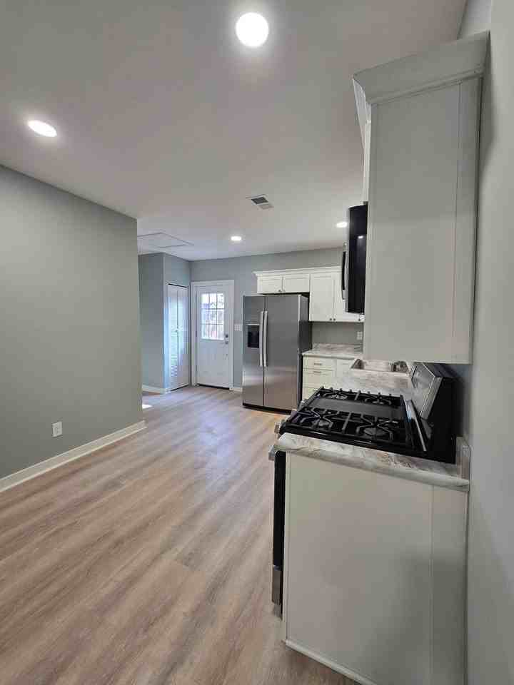 1421 Center St - Photo 4 of 18