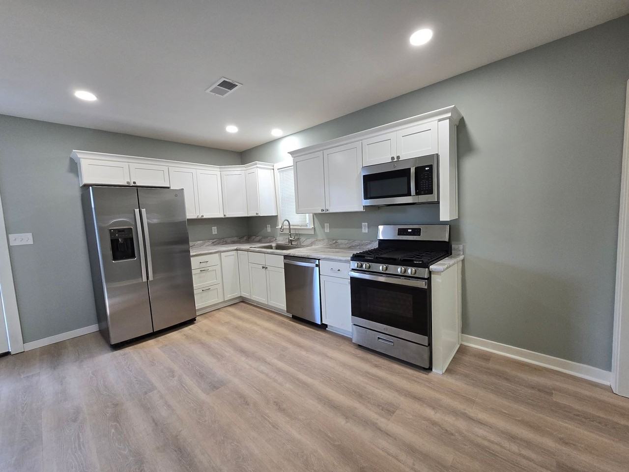 1421 Center St - Photo 5 of 18