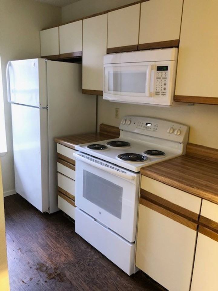 812 W Collins St - Photo 4 of 11