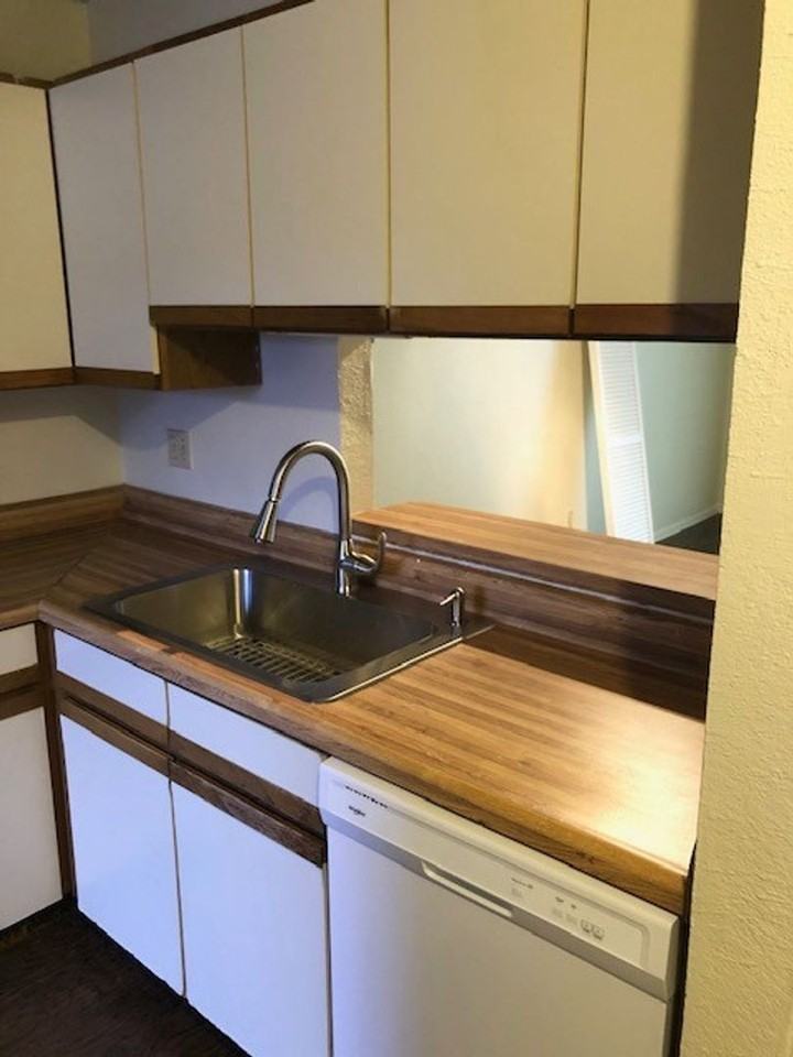 812 W Collins St - Photo 5 of 11