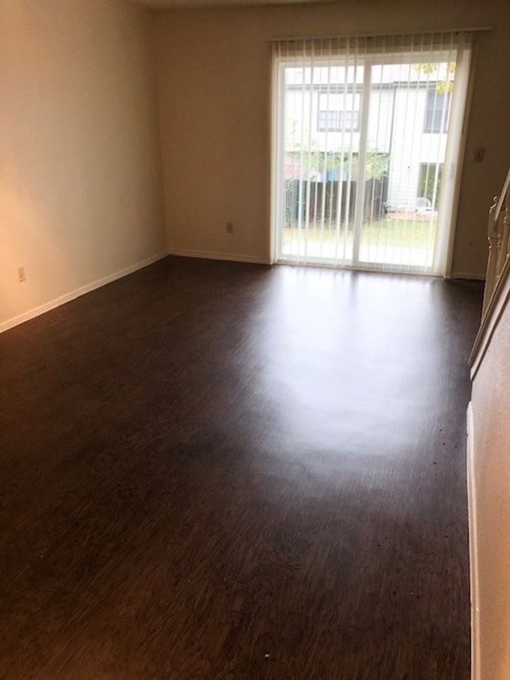 812 W Collins St - Photo 7 of 11