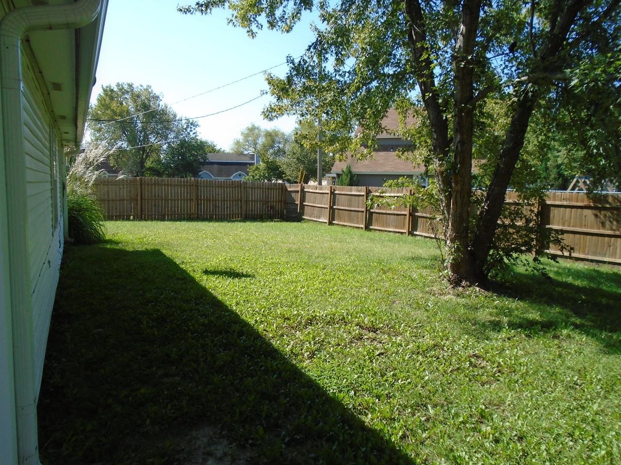 3211 Valleywood Dr - Photo 2 of 10