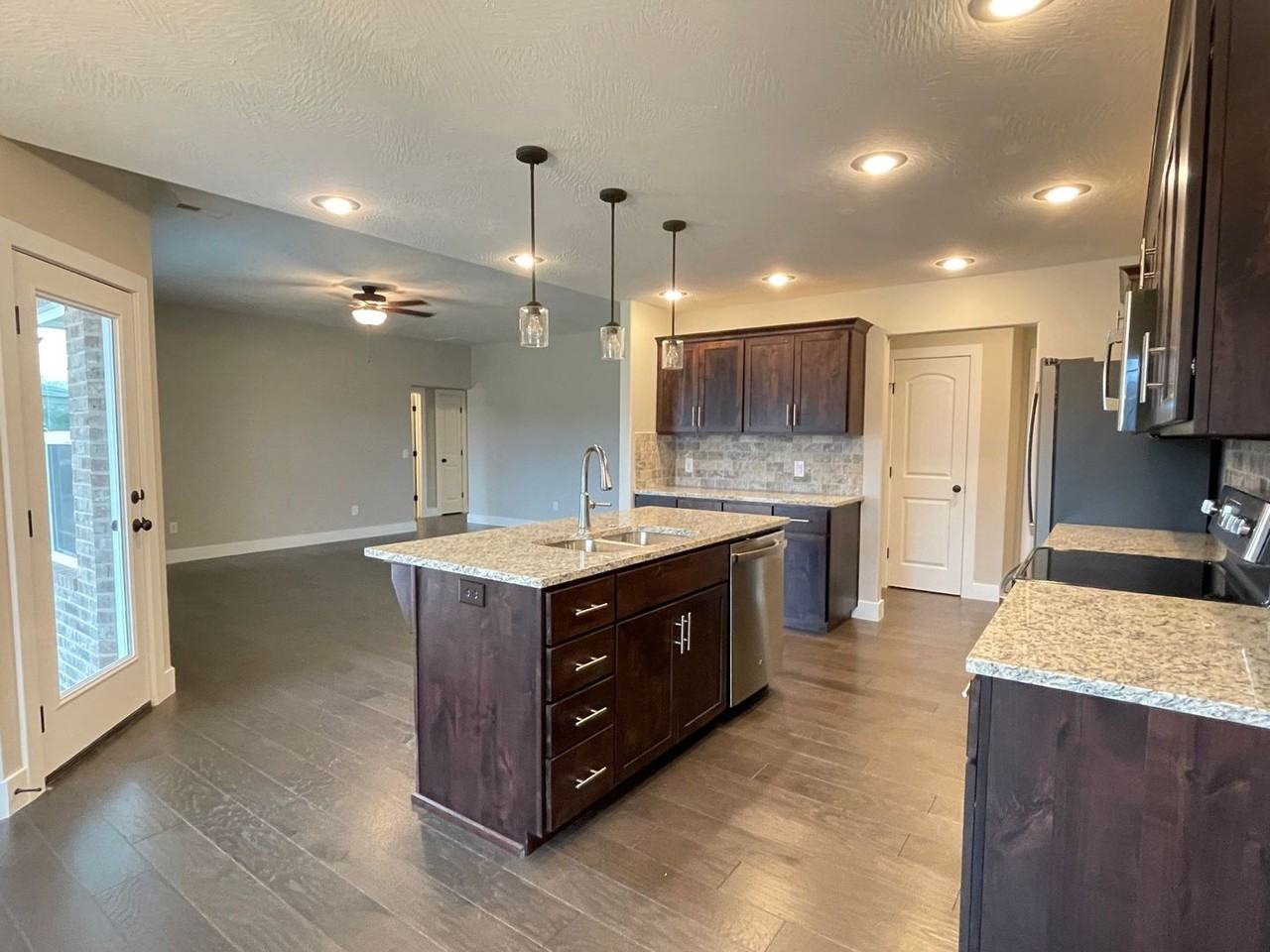 6002 S Iris Ln - Photo 4 of 19