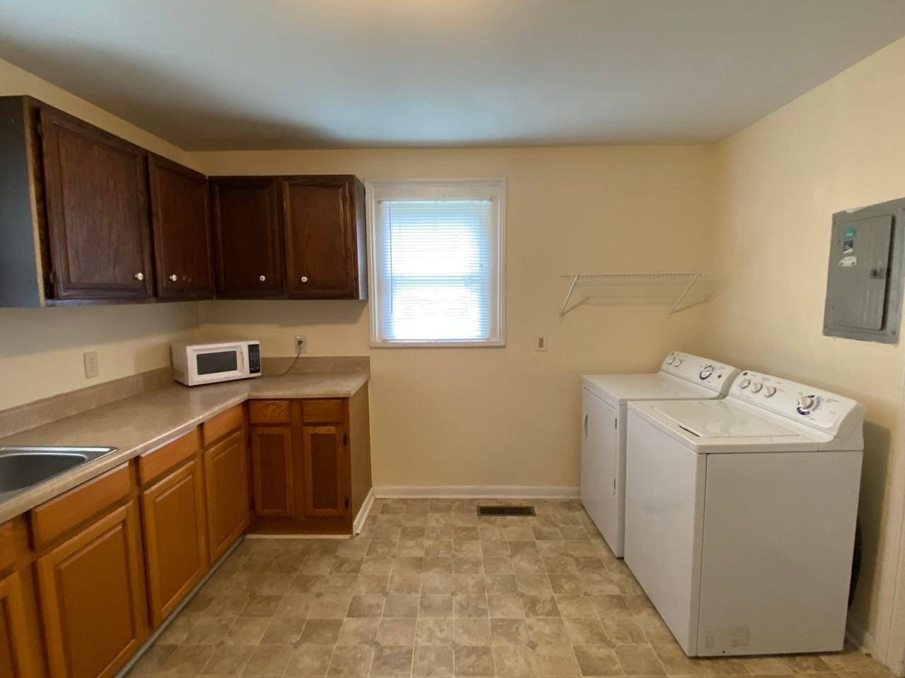 2207 Roberts St - Photo 4 of 8