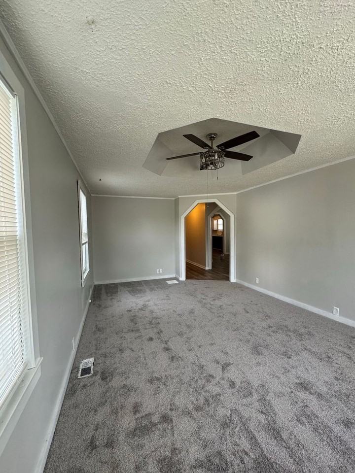 210 W College St - Photo 3 of 9