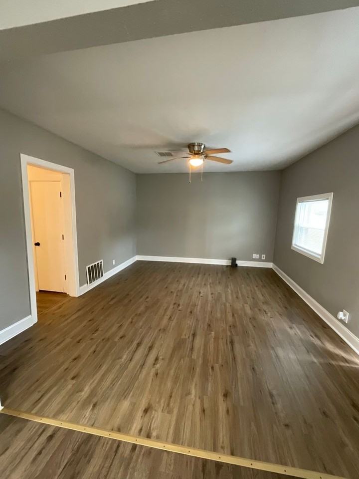 1011 E 4th St - Photo 2 of 11