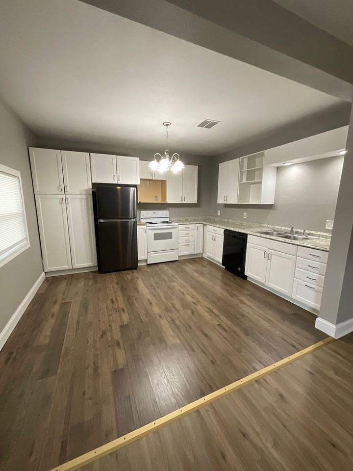 1011 E 4th St - Photo 3 of 11