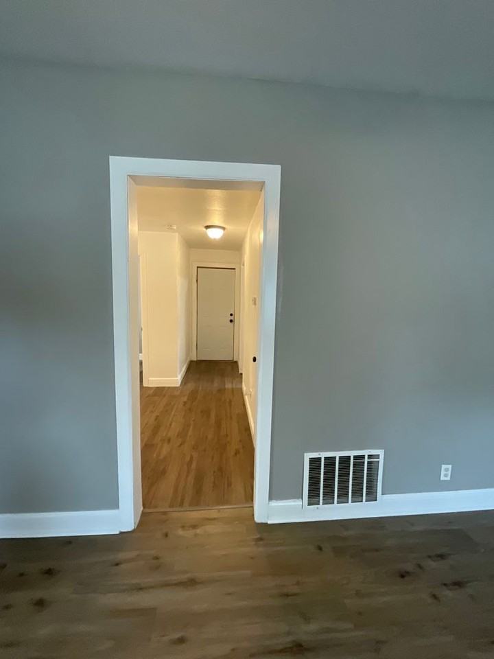 1011 E 4th St - Photo 4 of 11