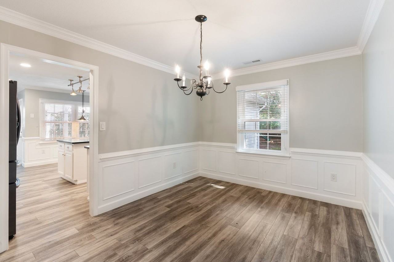 412 Peachtree Ln - Photo 4 of 24