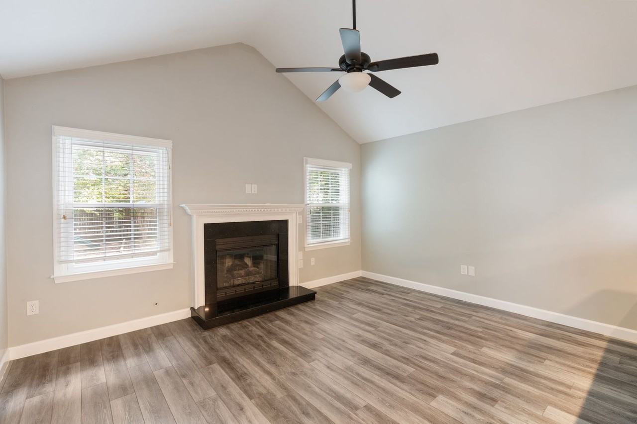 412 Peachtree Ln - Photo 5 of 24