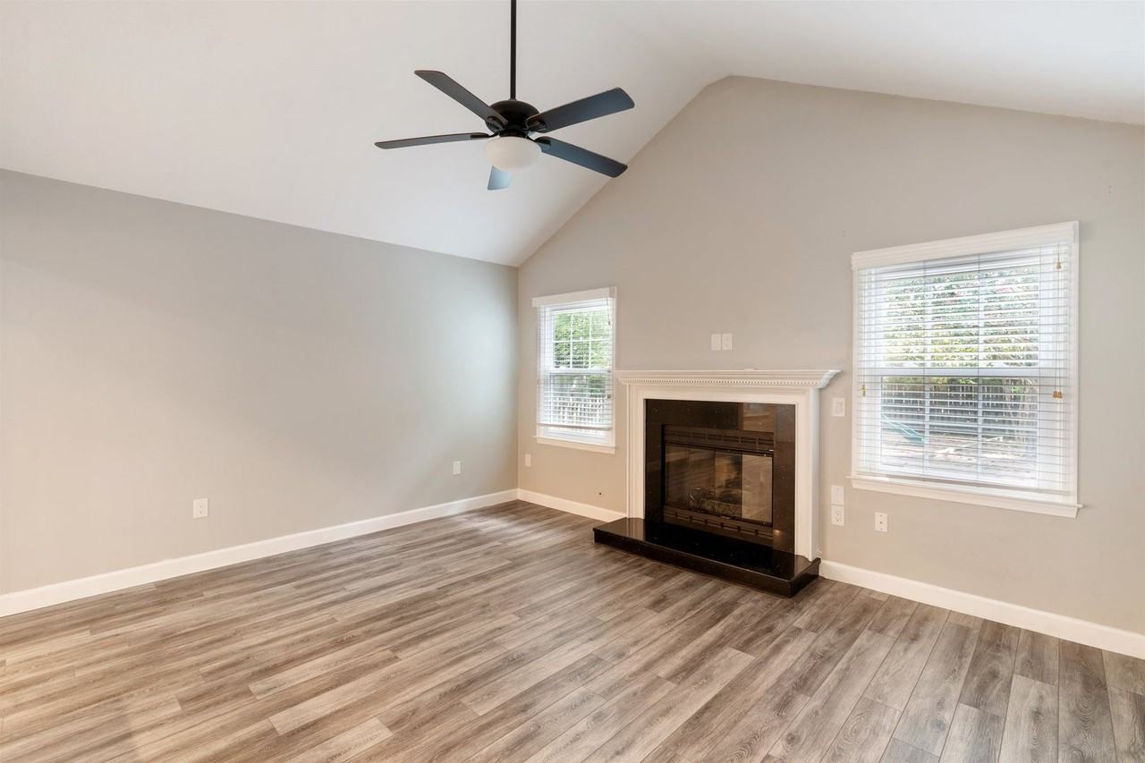 412 Peachtree Ln - Photo 6 of 24