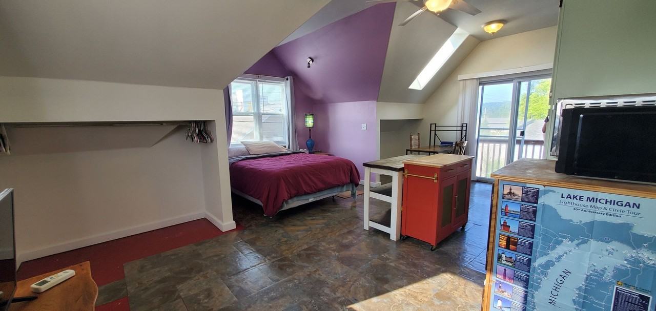 323 W 12th St - Photo 4 of 15