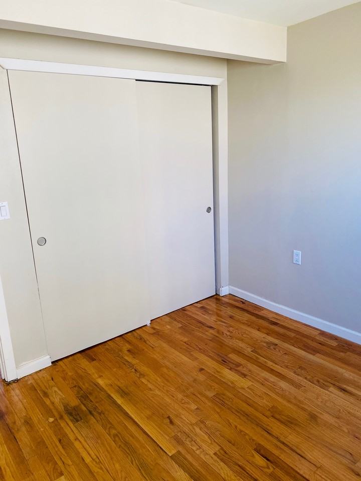 1226 Taylor Ave N #8 - Photo 4 of 14