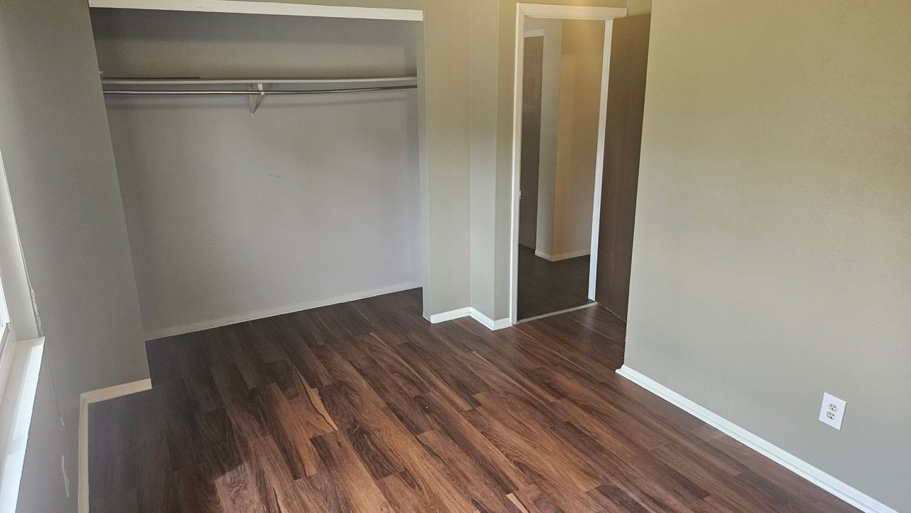 1040 E Prospect Rd - Photo 3 of 10