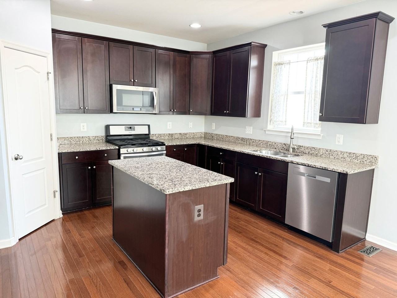 7 Coulter Ln - Photo 3 of 23