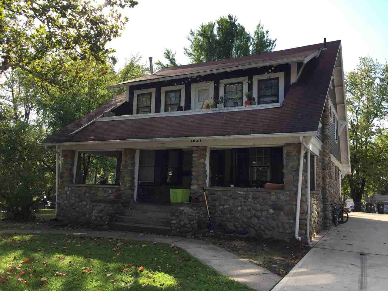 1921 Summit St - Photo 2 of 19