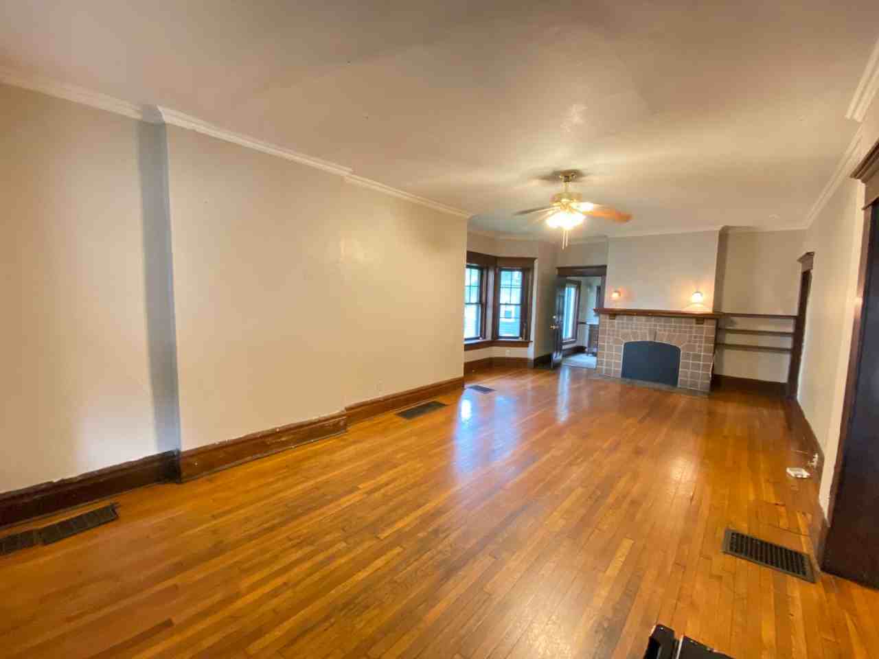1921 Summit St - Photo 3 of 19