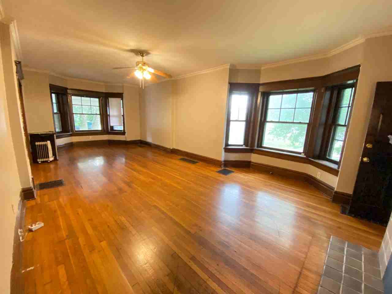 1921 Summit St - Photo 4 of 19