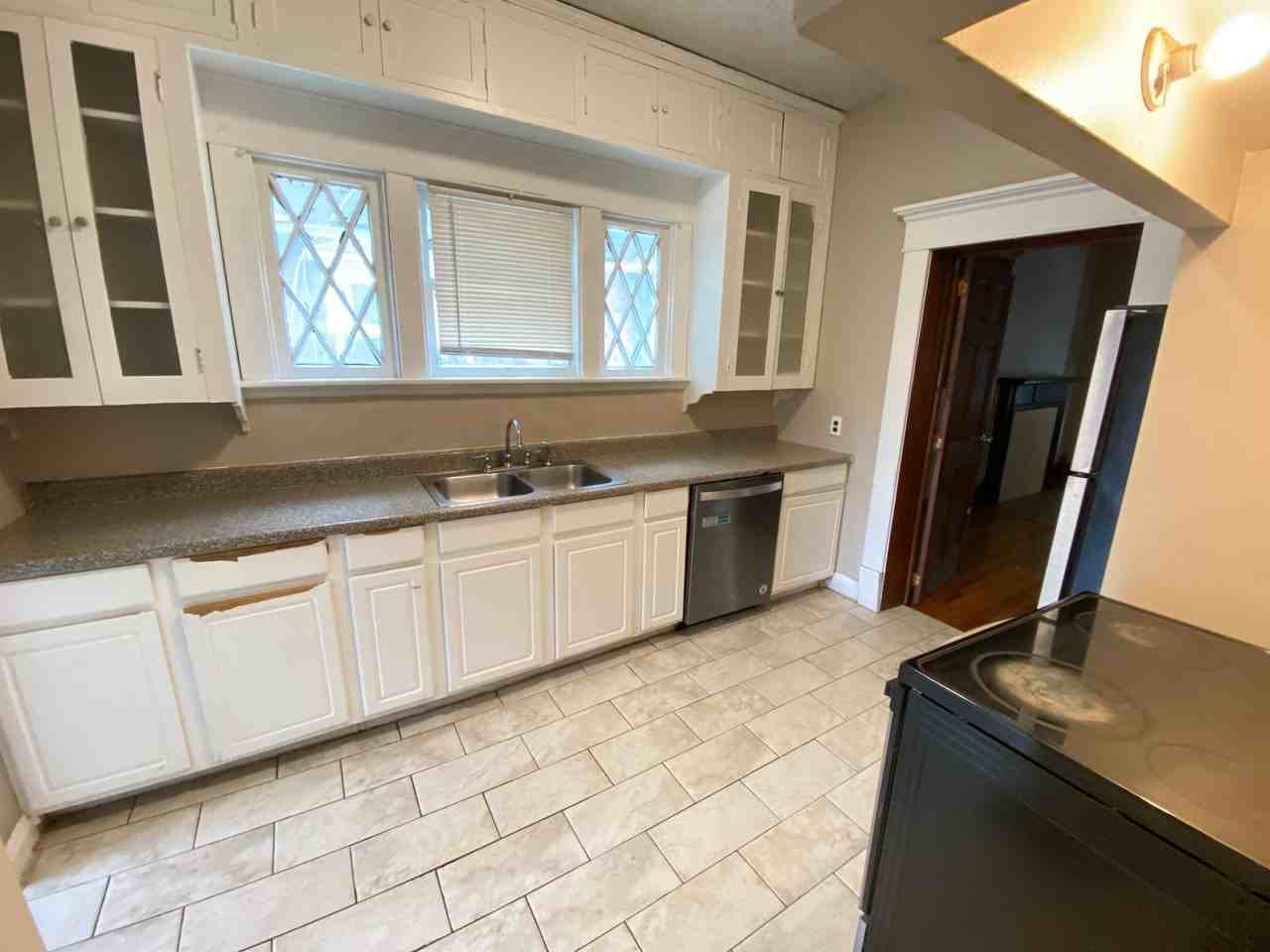 1921 Summit St - Photo 5 of 19