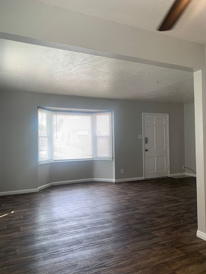 218 S Lakeview Dr - Photo 2 of 14