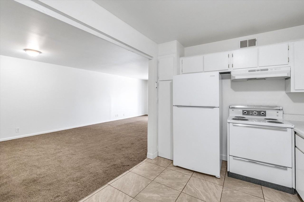 Kelly Manor - Photo 2 of 25