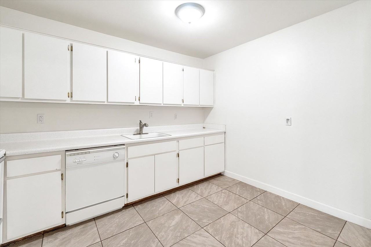 Kelly Manor - Photo 4 of 25