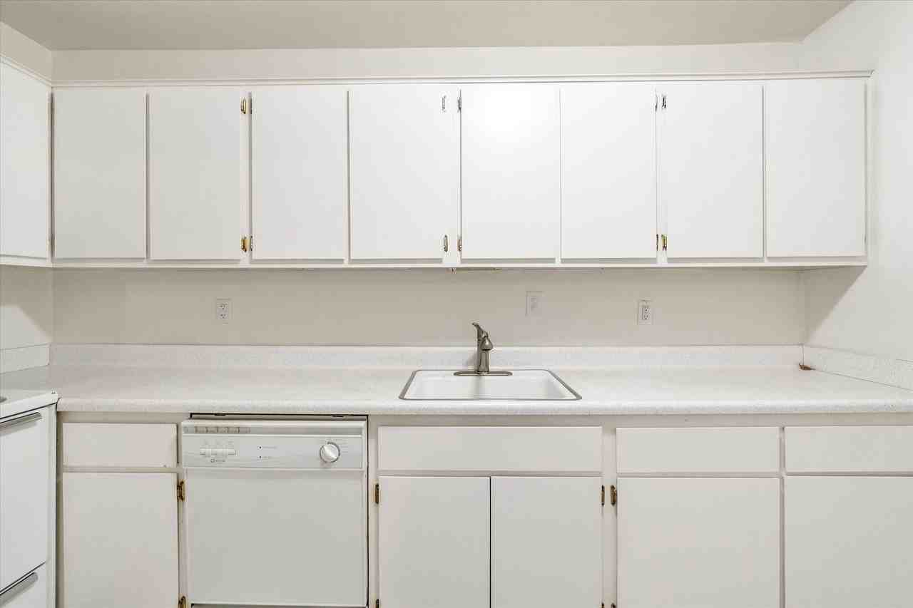 Kelly Manor - Photo 5 of 25