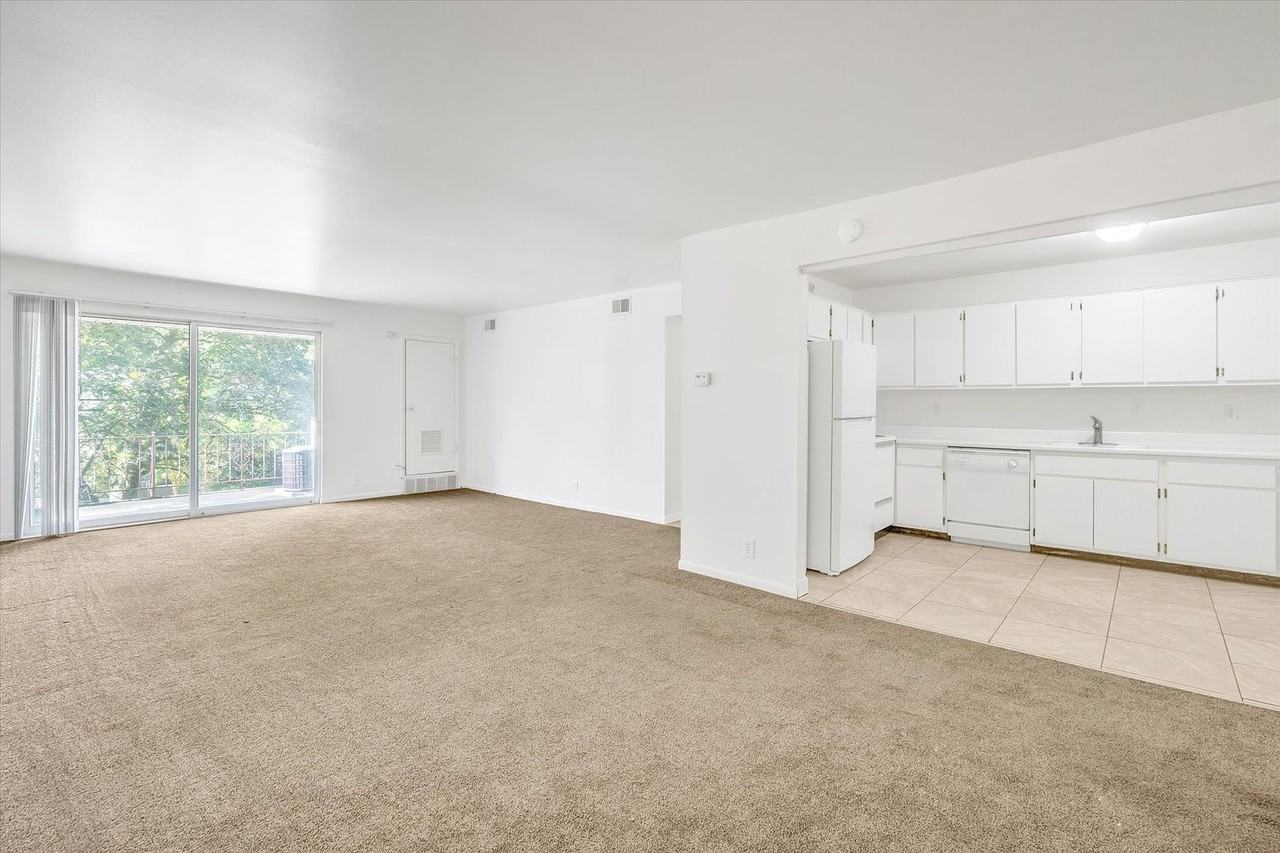 Kelly Manor - Photo 6 of 25