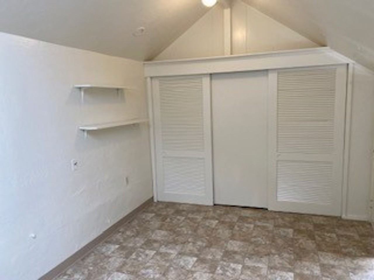 lark404 - Photo 2 of 6