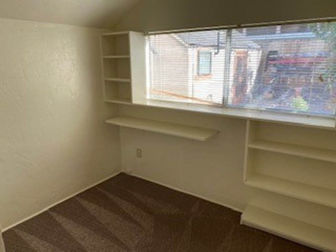 lark404 - Photo 3 of 6