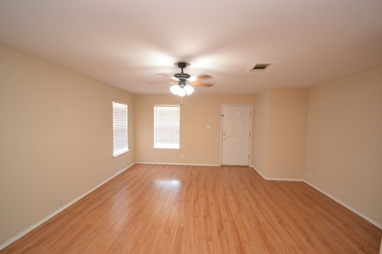 200 Lombard Dr - Photo 3 of 17