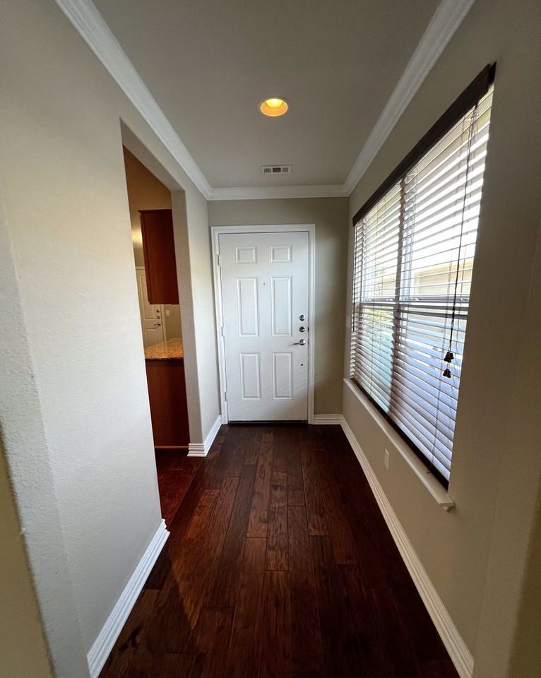 112 Eisenhower Ct - Photo 3 of 43