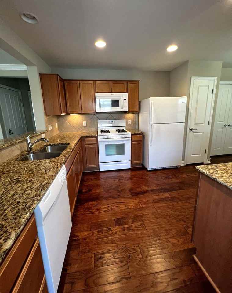 112 Eisenhower Ct - Photo 4 of 43