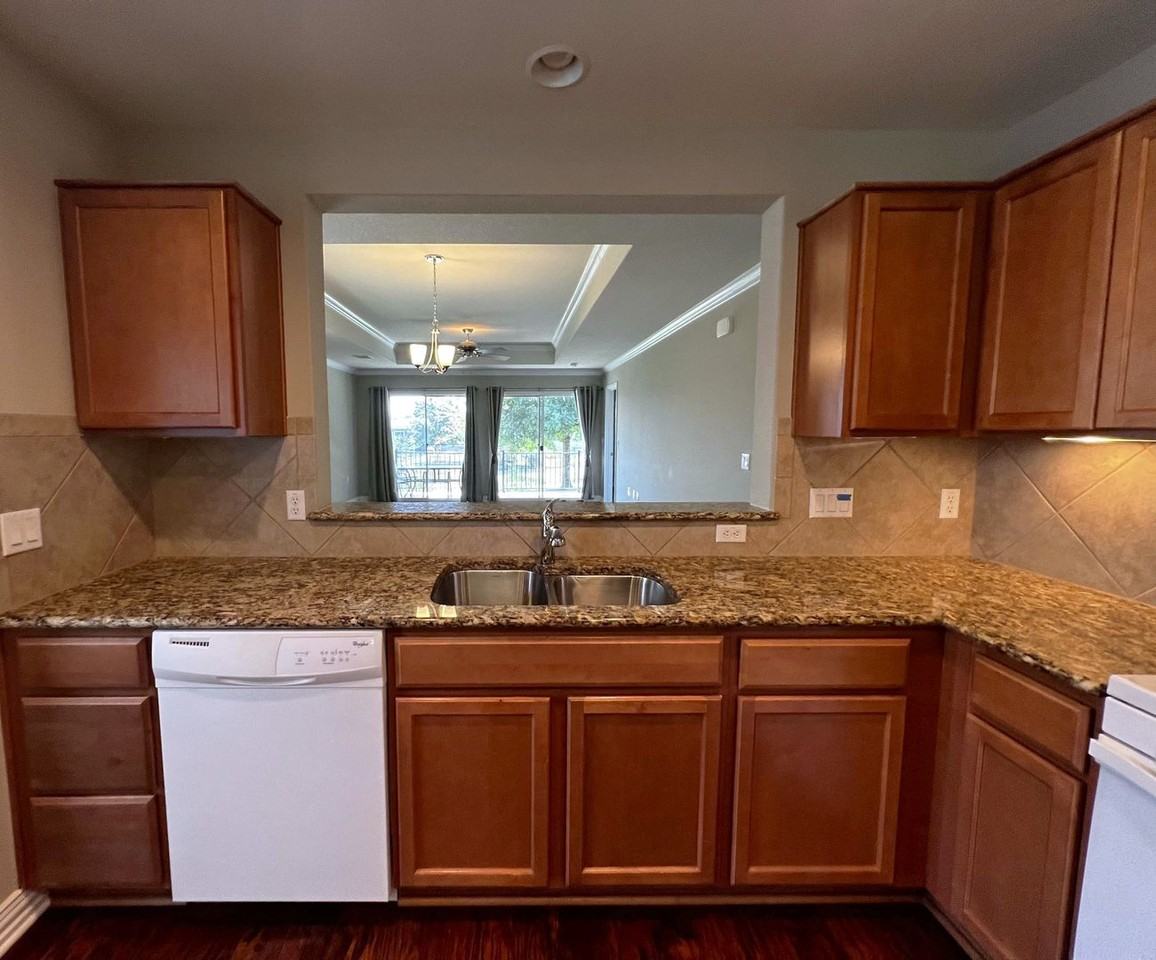 112 Eisenhower Ct - Photo 5 of 43