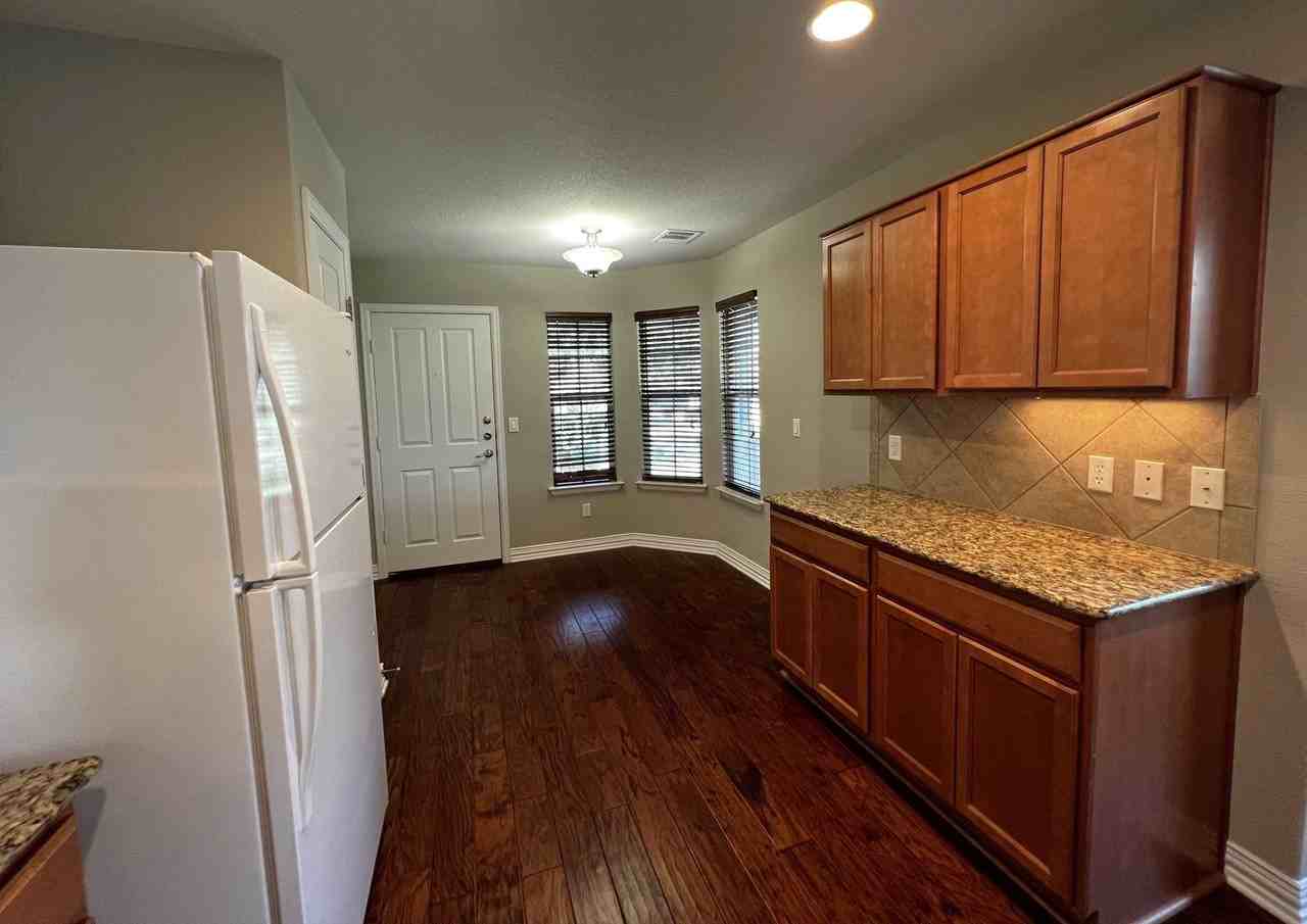 112 Eisenhower Ct - Photo 6 of 43