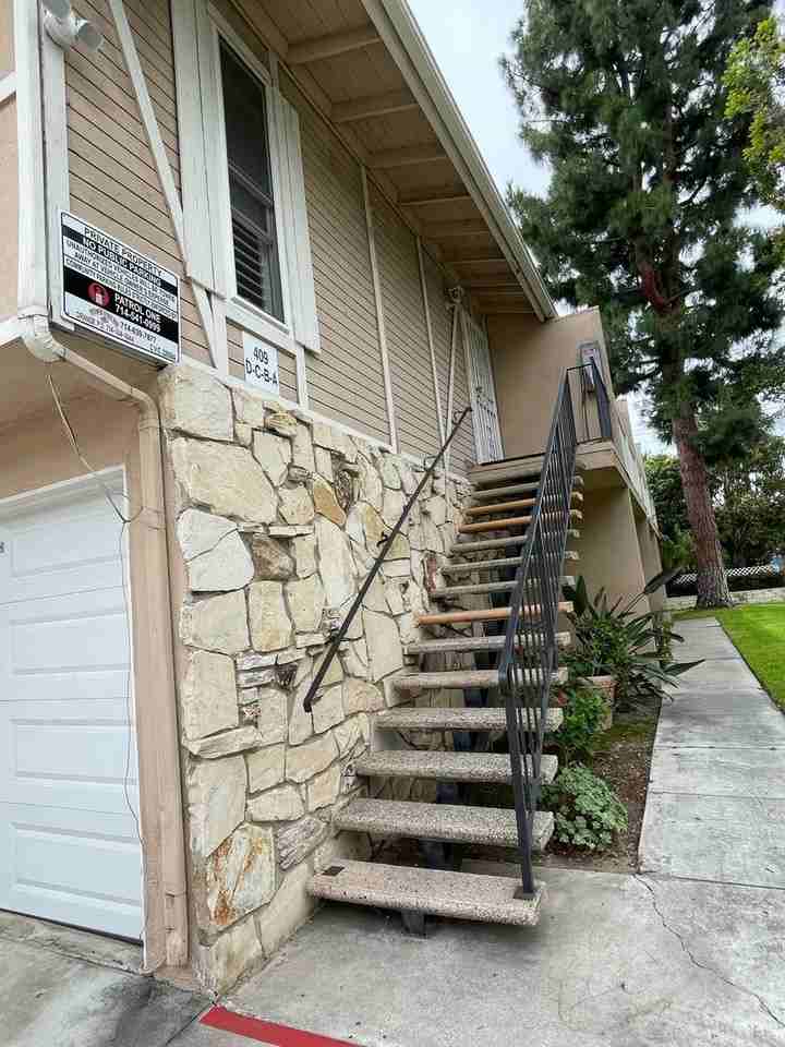 409 N Clark St - Photo 2 of 16