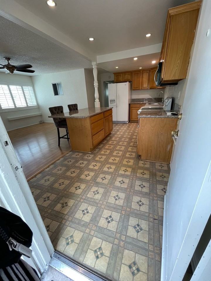 409 N Clark St - Photo 3 of 16