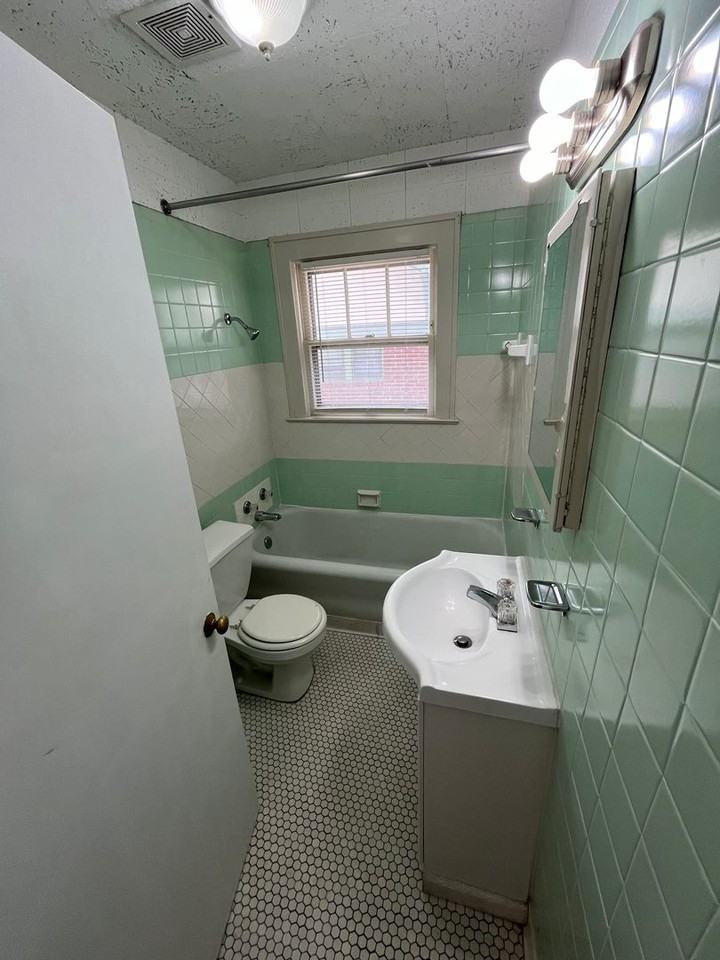 5326 Rockhill Rd - Photo 6 of 14