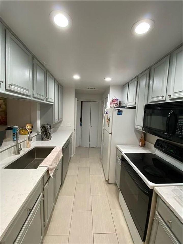 806 West 24th Street - Photo 4 of 13