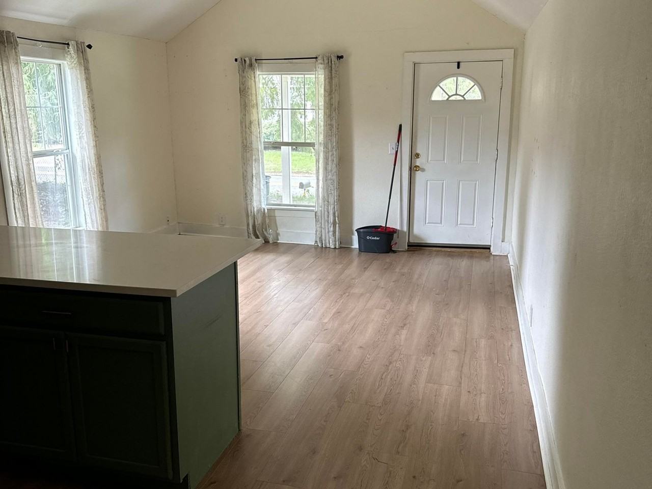 717 E Broadway St - Photo 3 of 16