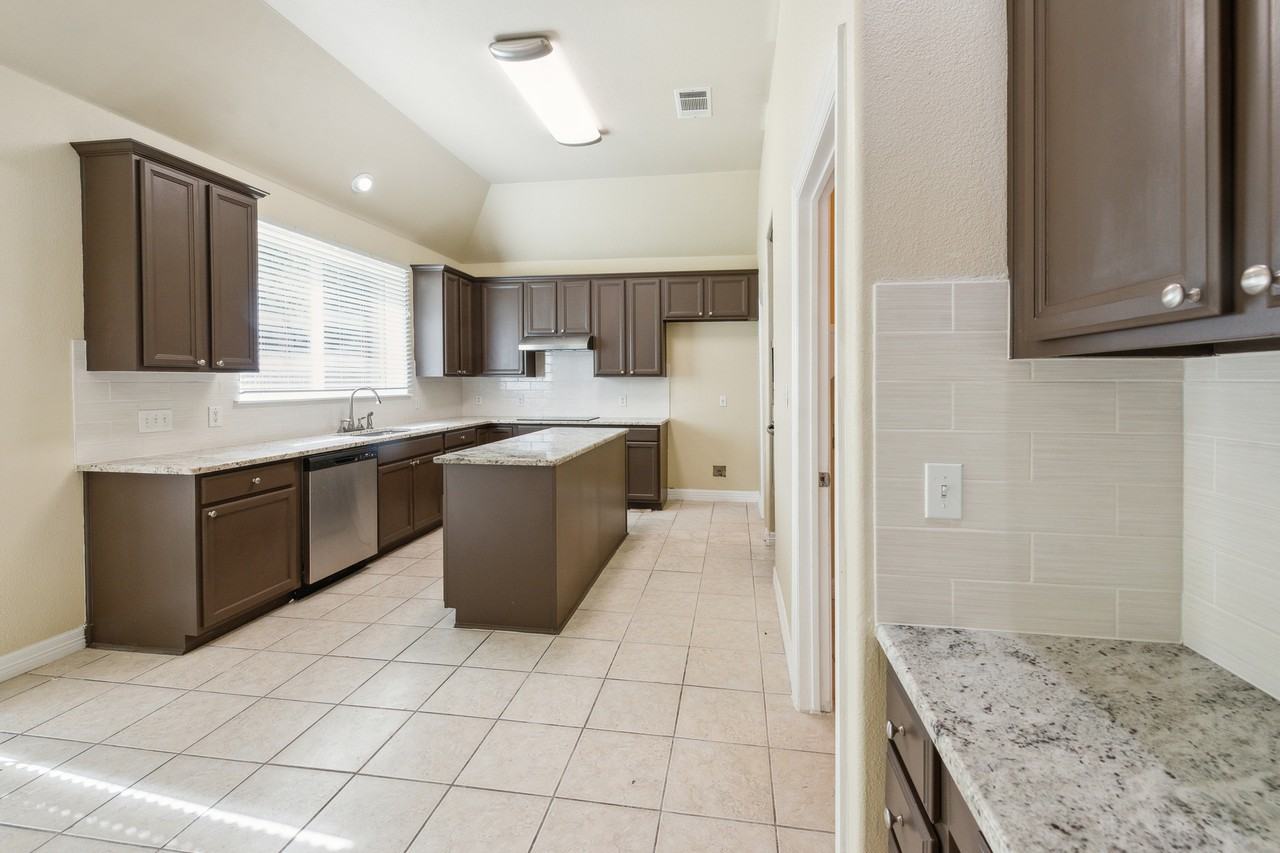 2807 Forest Green Dr - Photo 2 of 10