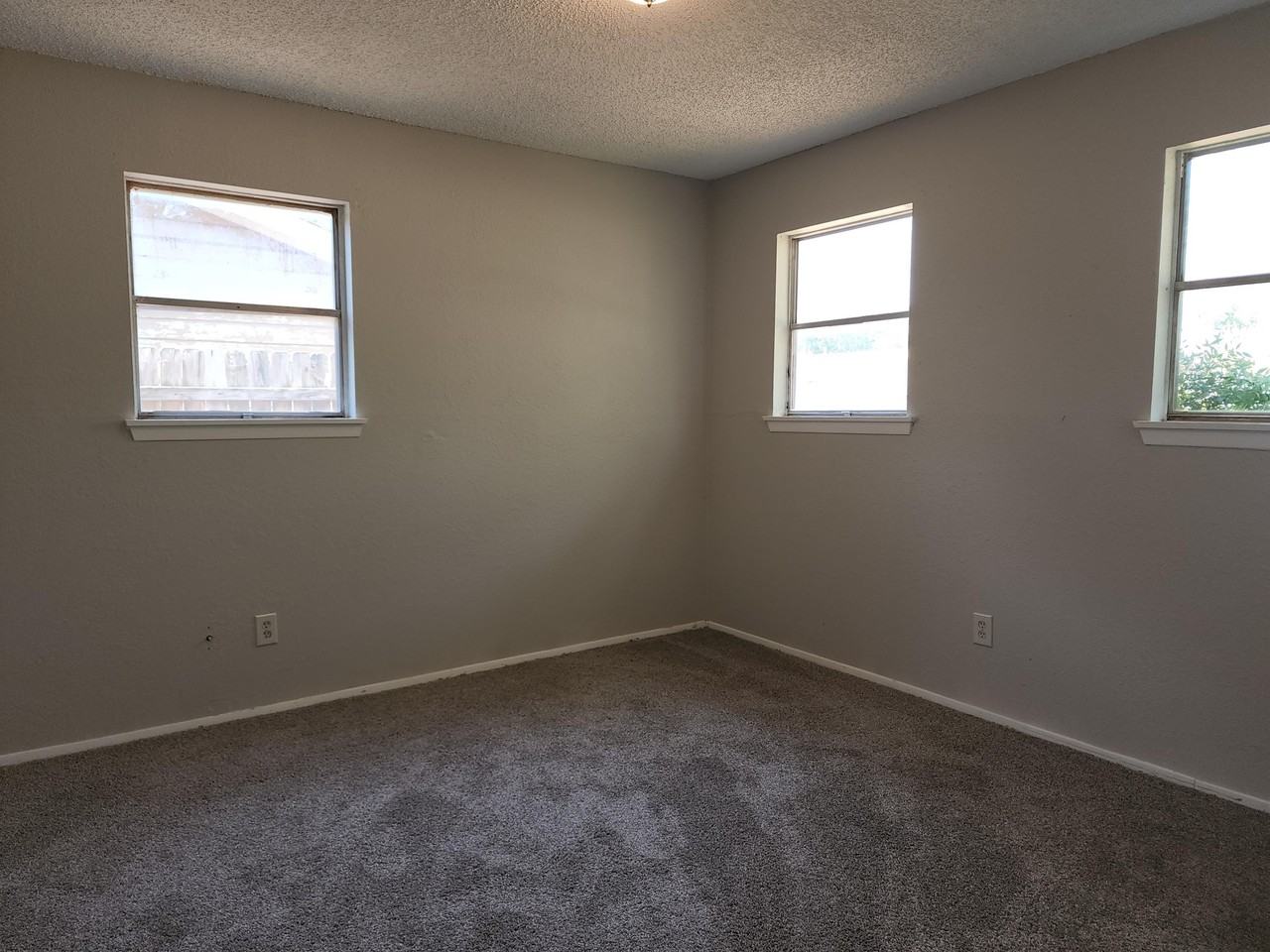 3033 Wenwood Rd - Photo 2 of 10