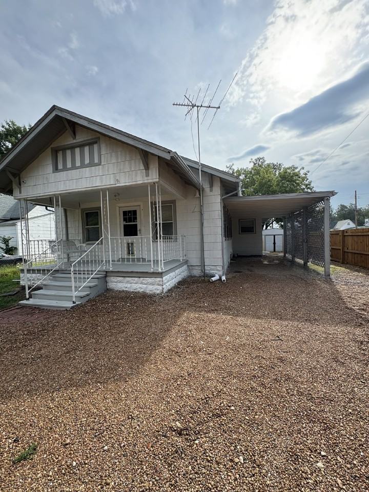 1556 S Palisade St - Photo 3 of 15