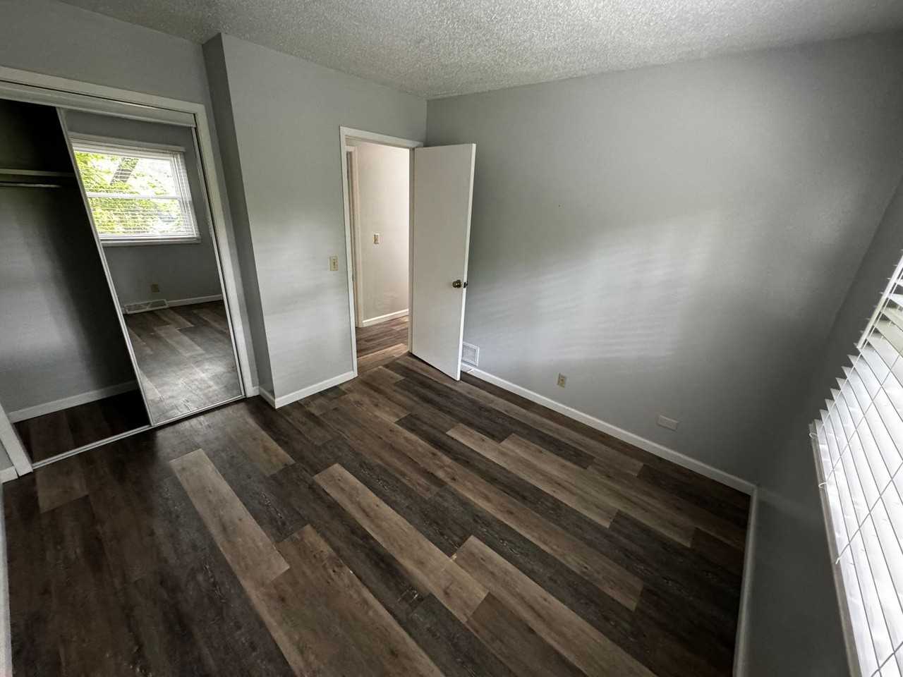 702 30th St - Photo 4 of 24