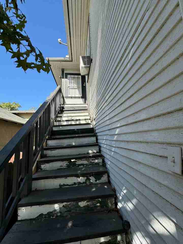 1035 H St - Photo 2 of 9